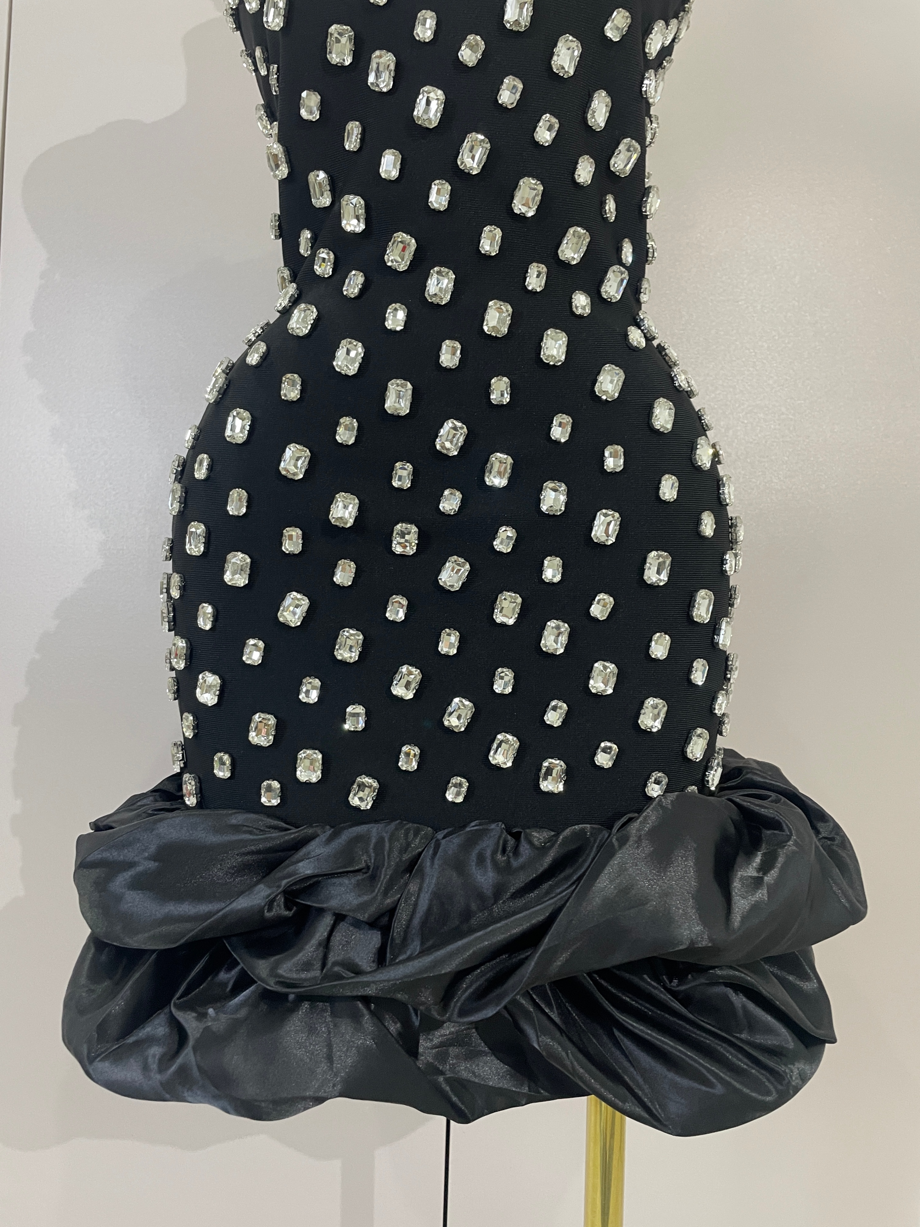 Robe Mini Moulante Bandage Sans Manches de Luxe pour Femme avec Diamants – Idéale pour Soirées, Bals de Promo, Clubs, Anniversaires et Célébrations Élégantes