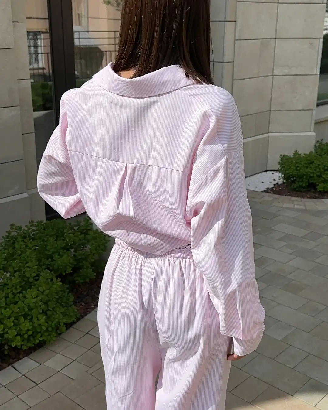 Ensemble deux pièces décontracté pour femme : chemisier à rayures verticales et pantalon à taille élastique, avec chemisier ample à revers et lacets