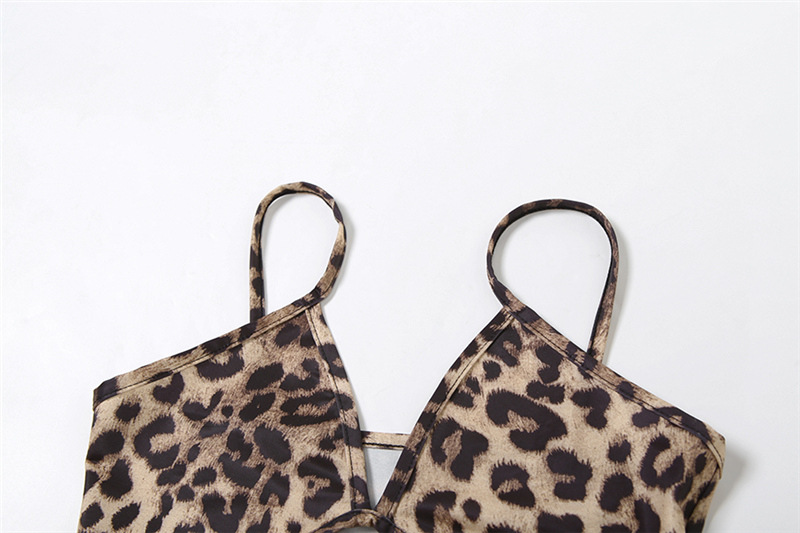 Ensemble deux pièces d'été 2026 pour femme : débardeur court à col en V sans manches imprimé léopard et haut court en gaze à bretelles, style mode urbaine ajusté