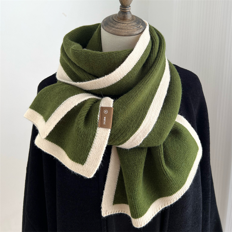 Écharpe assortie de couleur noir et blanc, nouveau style d'hiver, bordure de haute qualité, design de niche en laine tricotée, polyvalent pour garçons et filles, 2024