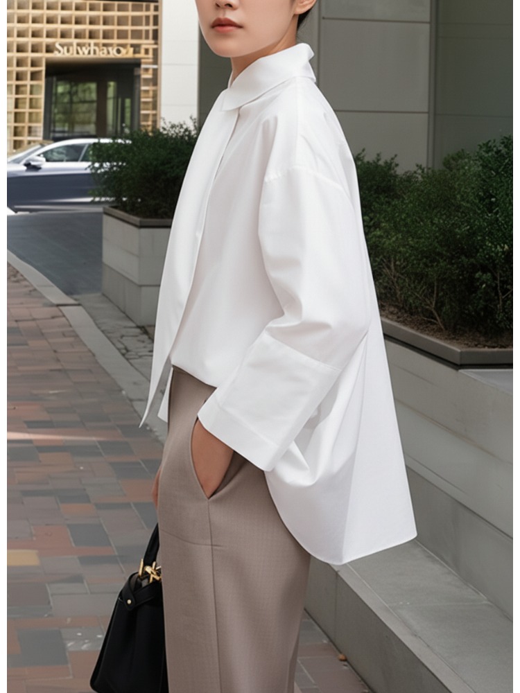 Chemisier ample à manches longues pour femme, collection Printemps-Été 2026, blanc uni, col montant, détail nœud, style minimaliste, chemise de travail décontractée