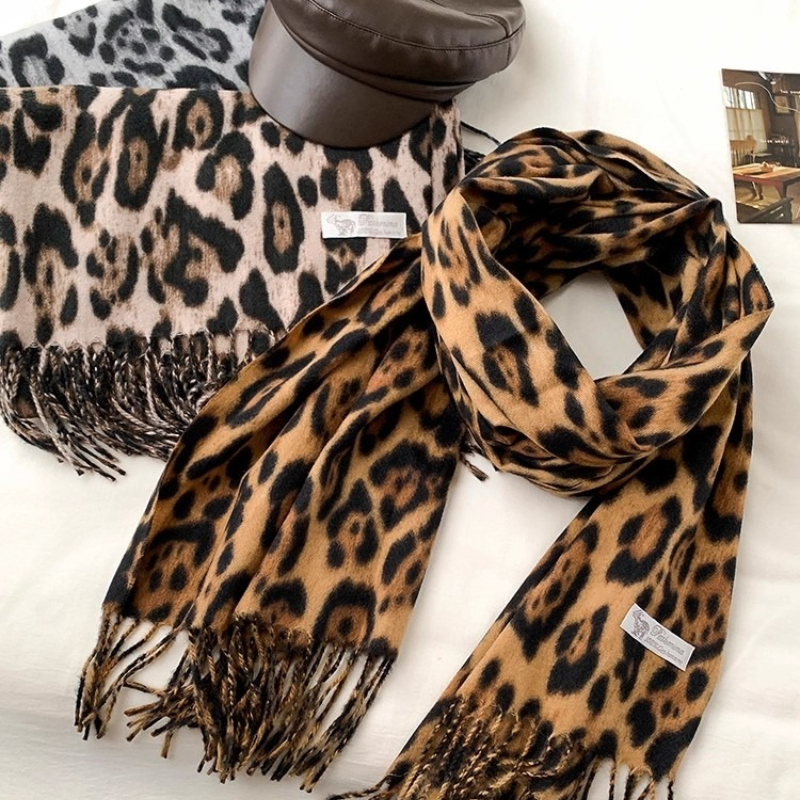 Écharpe rétro en soie à motif léopard, légère, douce et chaude, accessoire de mode pour femmes et hommes, Style Vintage, vêtements d'hiver, nouvelle collection 2025