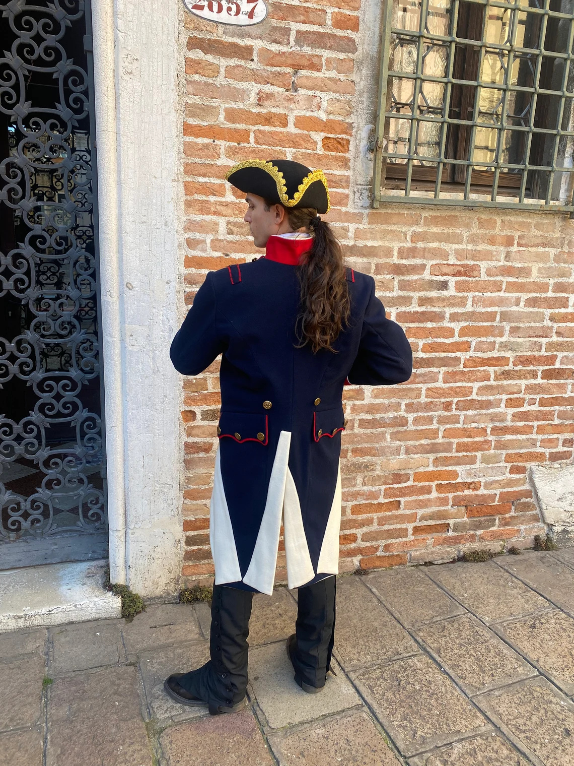 Costume de tailleur sur mesure d'officier militaire de l'ère napoléonienne, tenue d'officier militaire de la Révolution française du 18e siècle