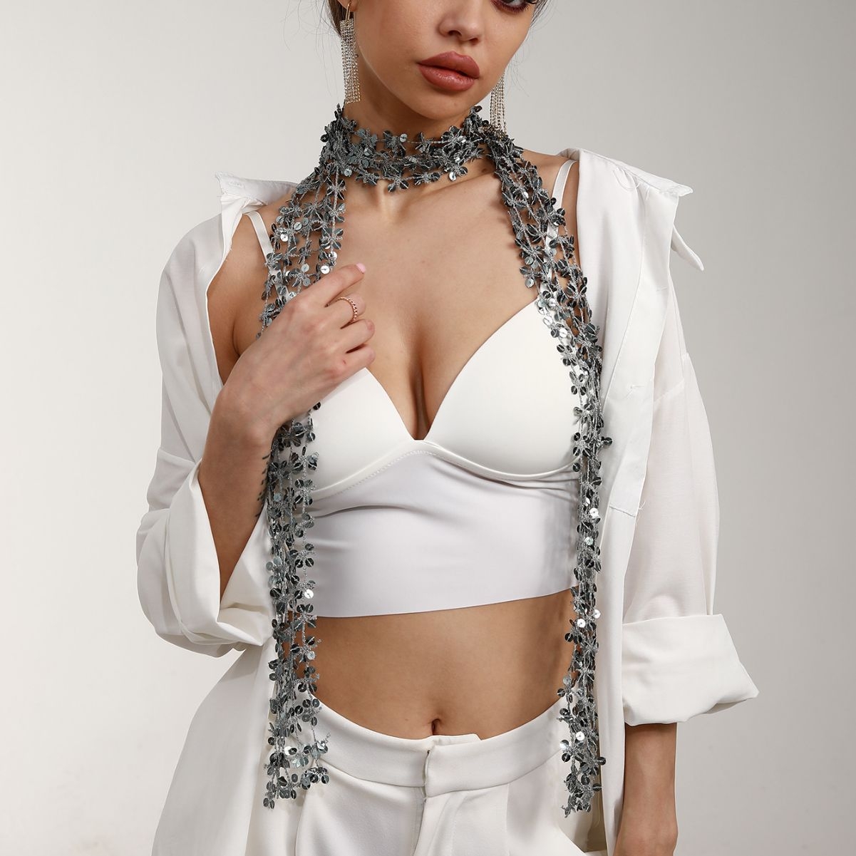 Écharpe à paillettes brillantes pour femmes, châle de Banquet en forme de fleur, Design creux, enveloppe de cou, ornée de paillettes, écharpe fine, accessoire de mode