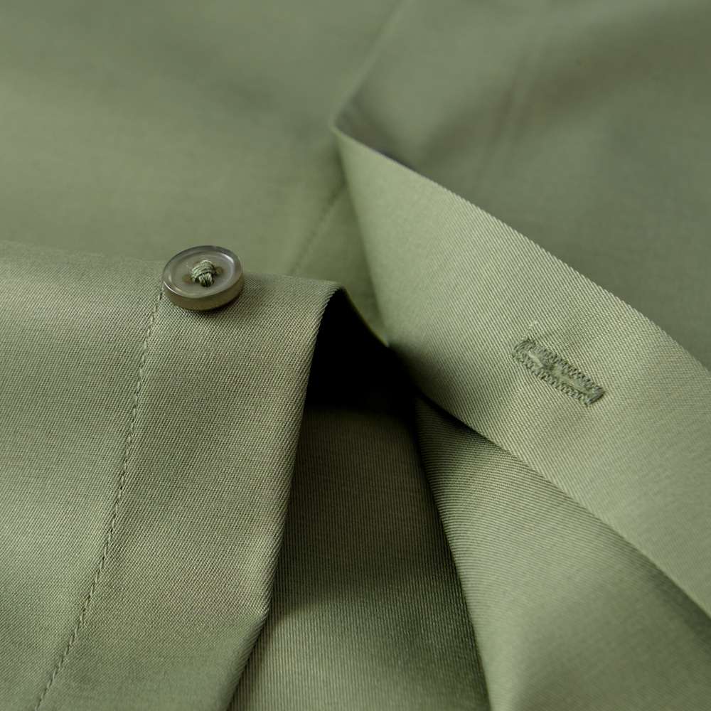 Chemise élégante à manches longues pour hommes, couleur unie, sensation de soie, légèrement extensible, parfaite pour les occasions formelles et les événements décontractés du week-end