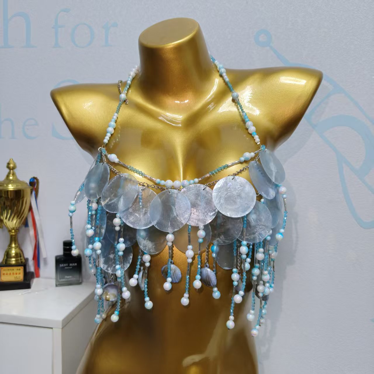 Chaîne de corps artisanale en résine perlée et coquillages, style haut de bikini, dos nu, licou, camisole, avec pompons, pour l'été, la plage et les tenues de soirée