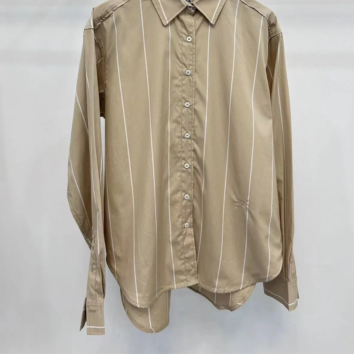Chemise pour femme, coupe classique, brodée sur le devant, courte devant et longue derrière, polyvalente, ample, col rabattu