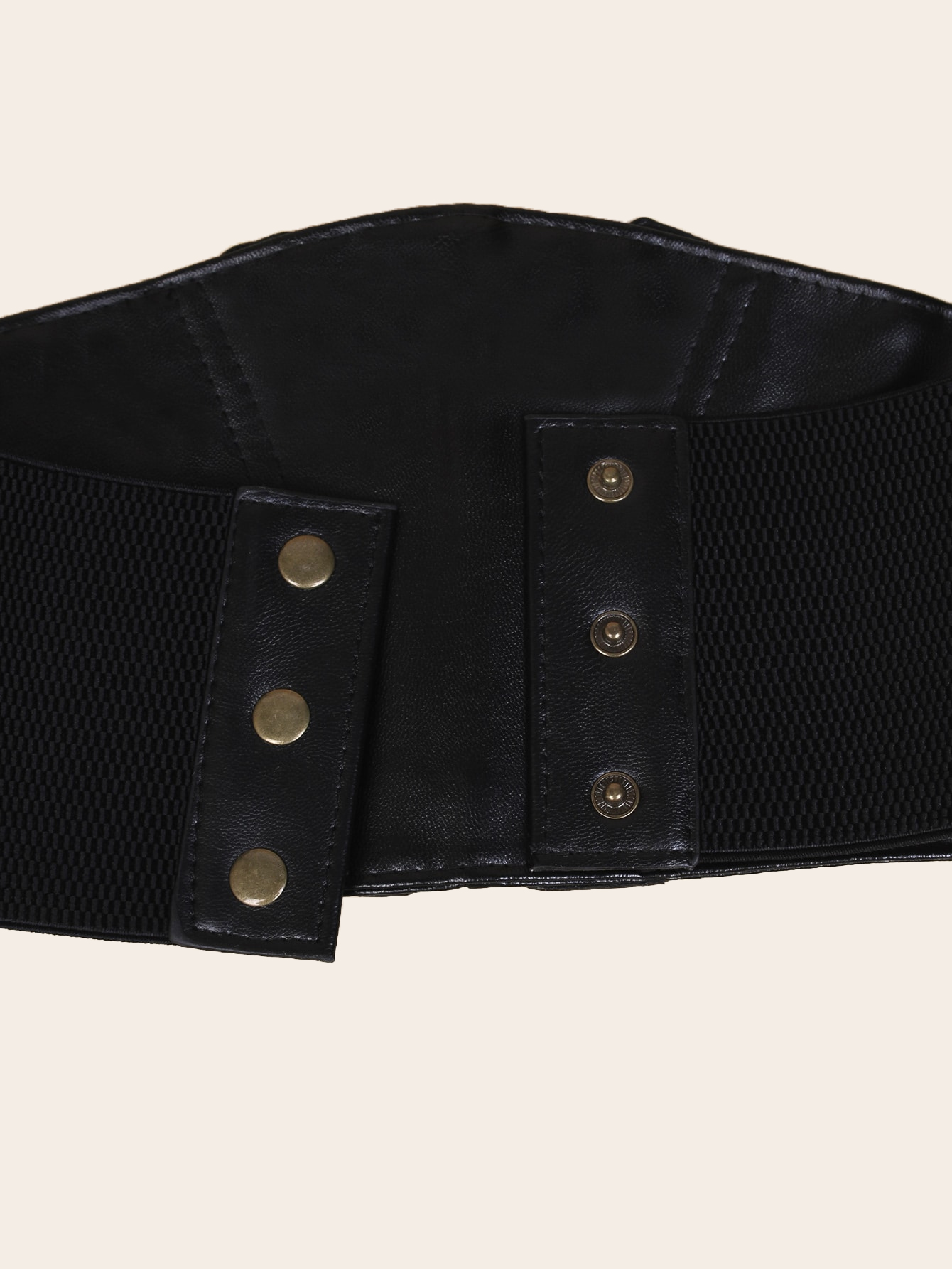 Une ceinture noire avec des boutons-pression élastiques et un design pour la mode féminine