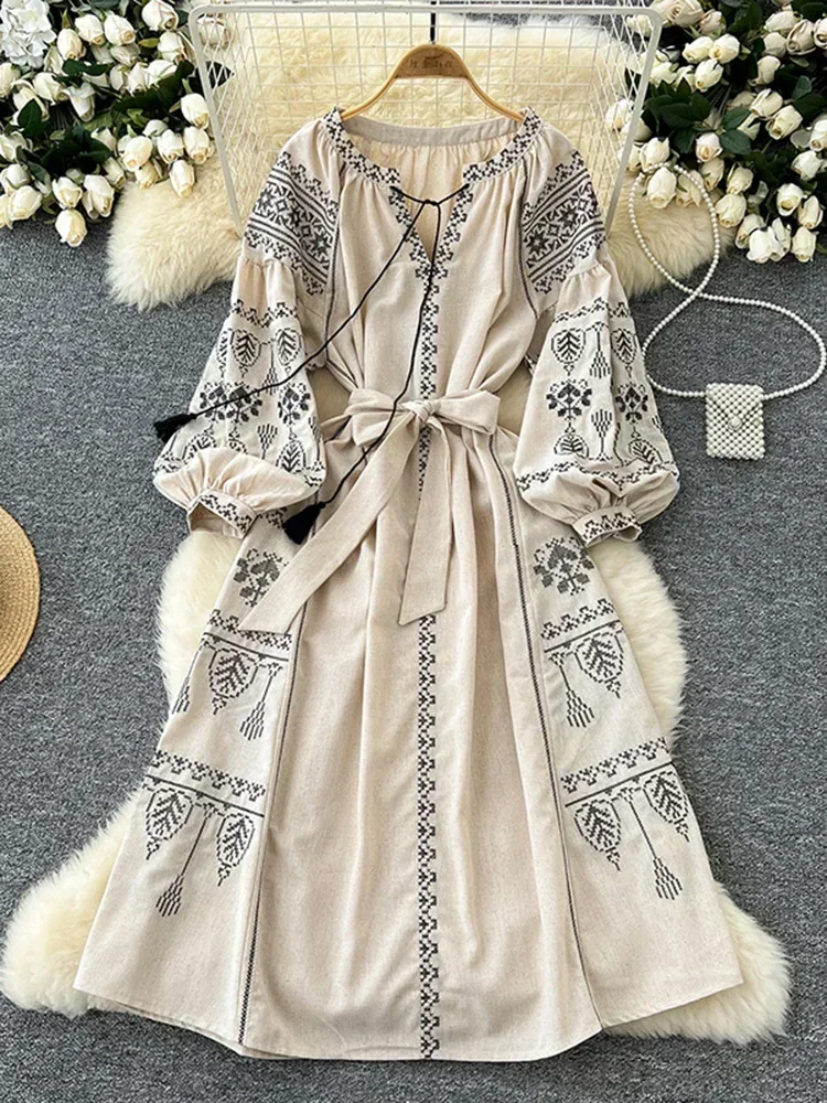 Robe longue de Style ethnique rétro bohème pour femmes, printemps-automne, brodée à lacets, manches lanternes, cintrée à la taille, A155