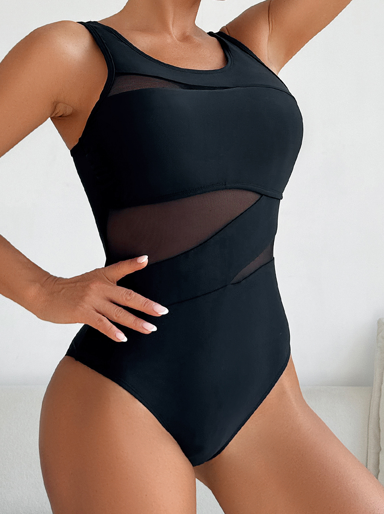 Maillot de bain une pièce pour femme avec deux bretelles, doté d'un design sexy en maille à tissage ouvert.