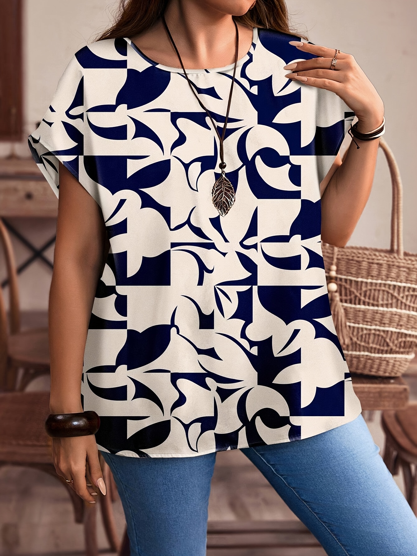 Chemise à manches courtes ample à imprimé abstrait pour femmes grandes tailles, style chic moderne