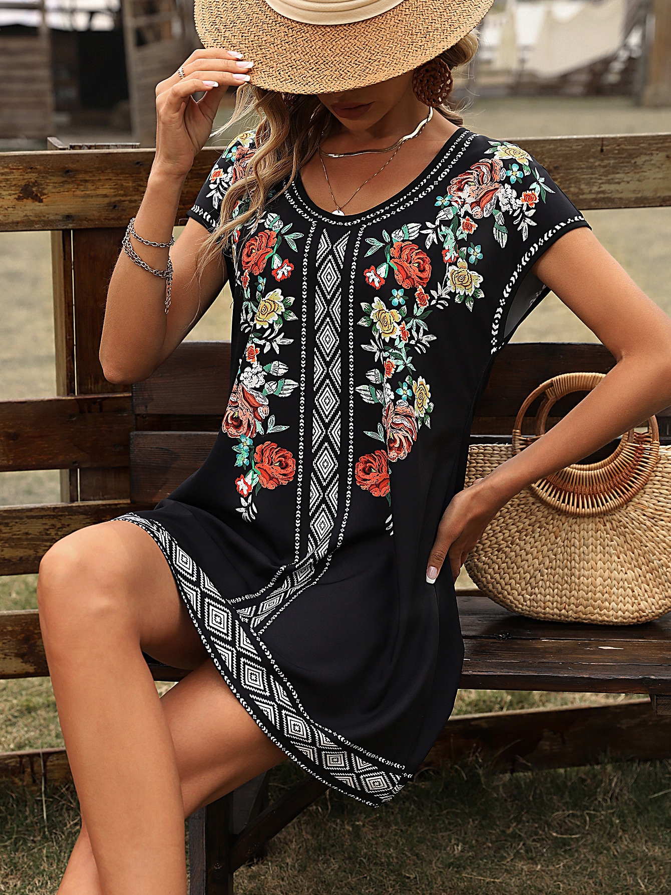 Robe noire à imprimé floral bohème, col rond, manches courtes, style ethnique, coupe ample, mini-robe de vacances