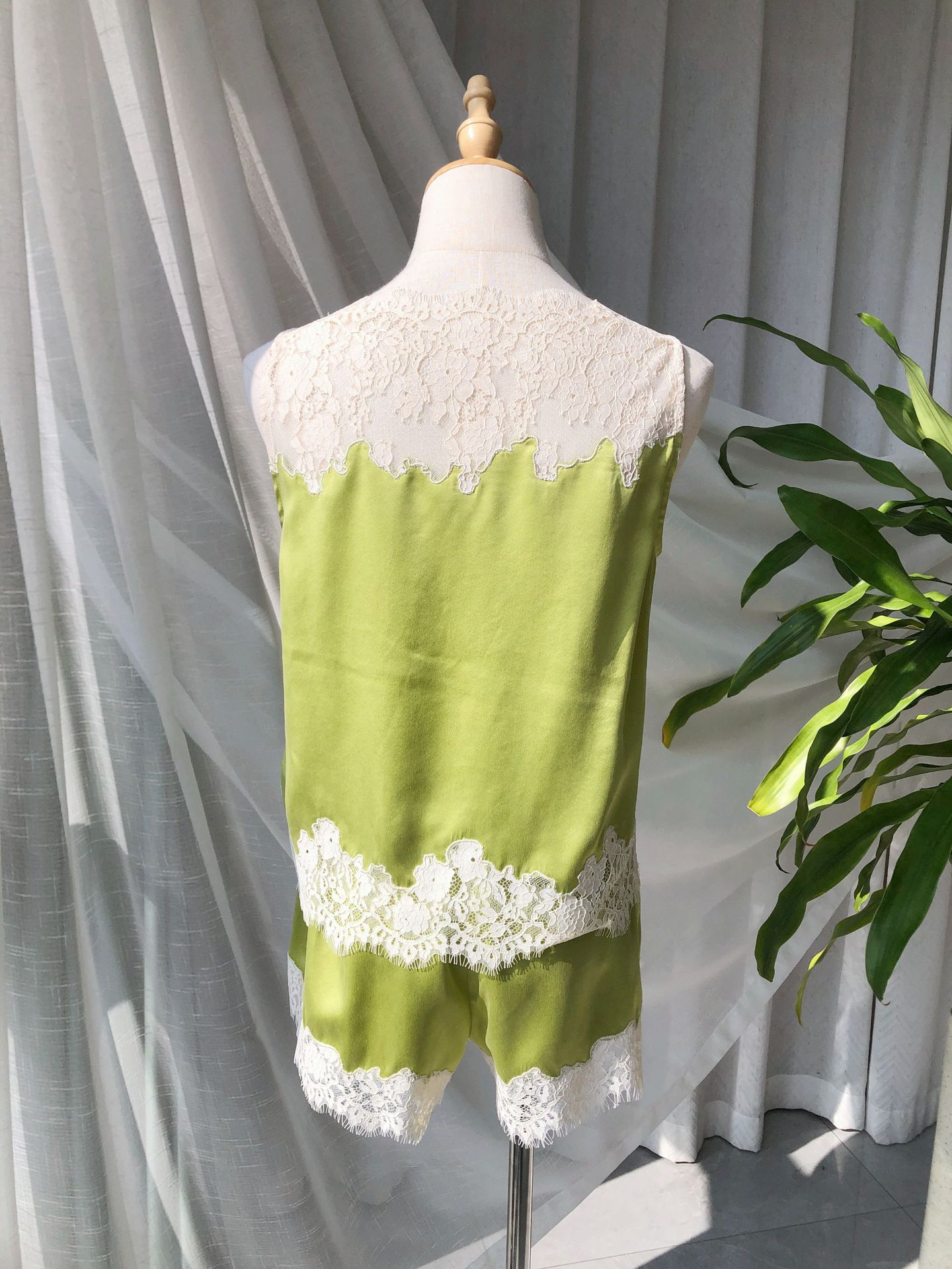 Ensemble en soie 100% pour femmes, broderie en dentelle, patchwork, haut sans manches à col rond + short à taille élastique, costume élégant pour dames, été