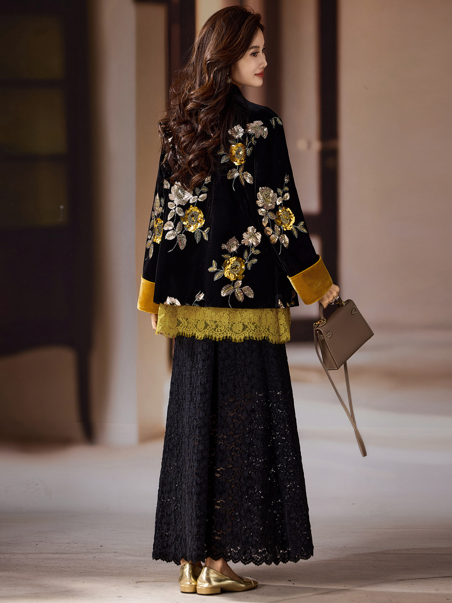 Veste en velours de luxe pour femmes, veste vintage à fleurs brodées et à sequins, élégante, rétro, vêtement d'extérieur tendance, veste statement.