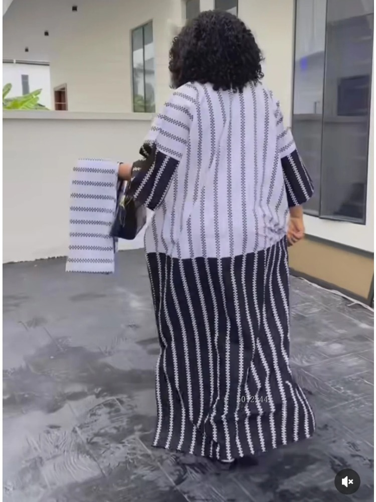 Vêtements pour femmes, nouveau style, doux et frais, rayé, col en v, manches chauve-souris, ample, grande taille, robe longue, automne 2025