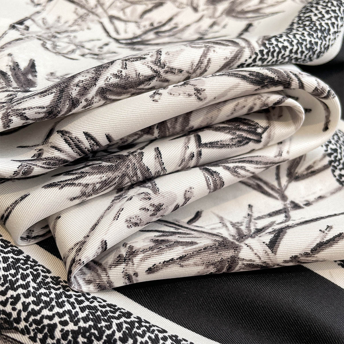 Foulard carré de luxe en soie pour femmes, châle de cou à la mode, chaînes élégantes, Bandanas Hijab, tache douce, 90x90cm