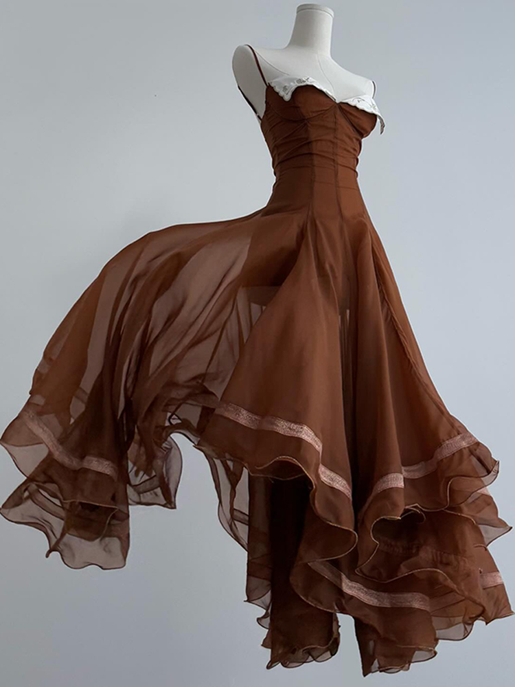 Robe longue plissée élégante pour femme, sans manches, dos nu, patchwork, taille cintrée, ourlet à volants, style sling, collection été 2026