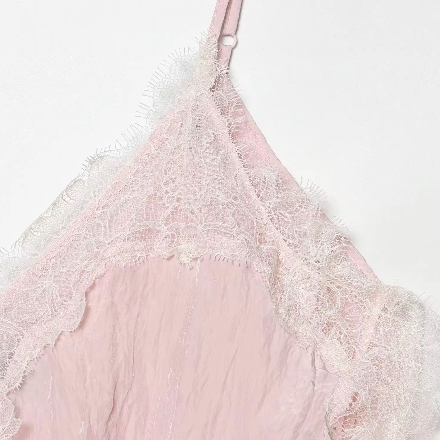 Haut court élégant rose en dentelle patchwork pour femme, style européen, col en V, dos nu, sans manches, collection été 2026