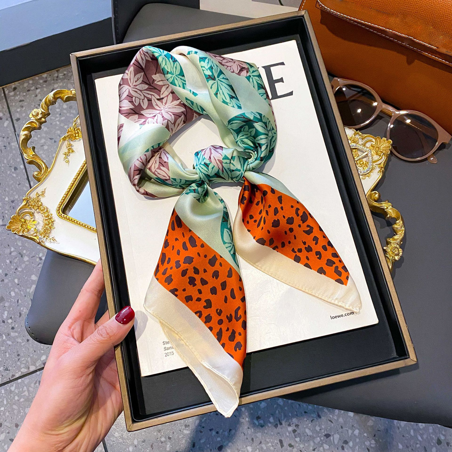 Foulard carré en soie pour femmes, Design de luxe, imprimé floral, Foulard en Satin doux, cravate, châle, bandeau, Hijab, cadeaux