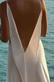 Robe longue en satin dos nu fendue pour femme, sexy, avec décolleté drapé, sans manches, collection été 2026, idéale pour les vacances et les soirées.