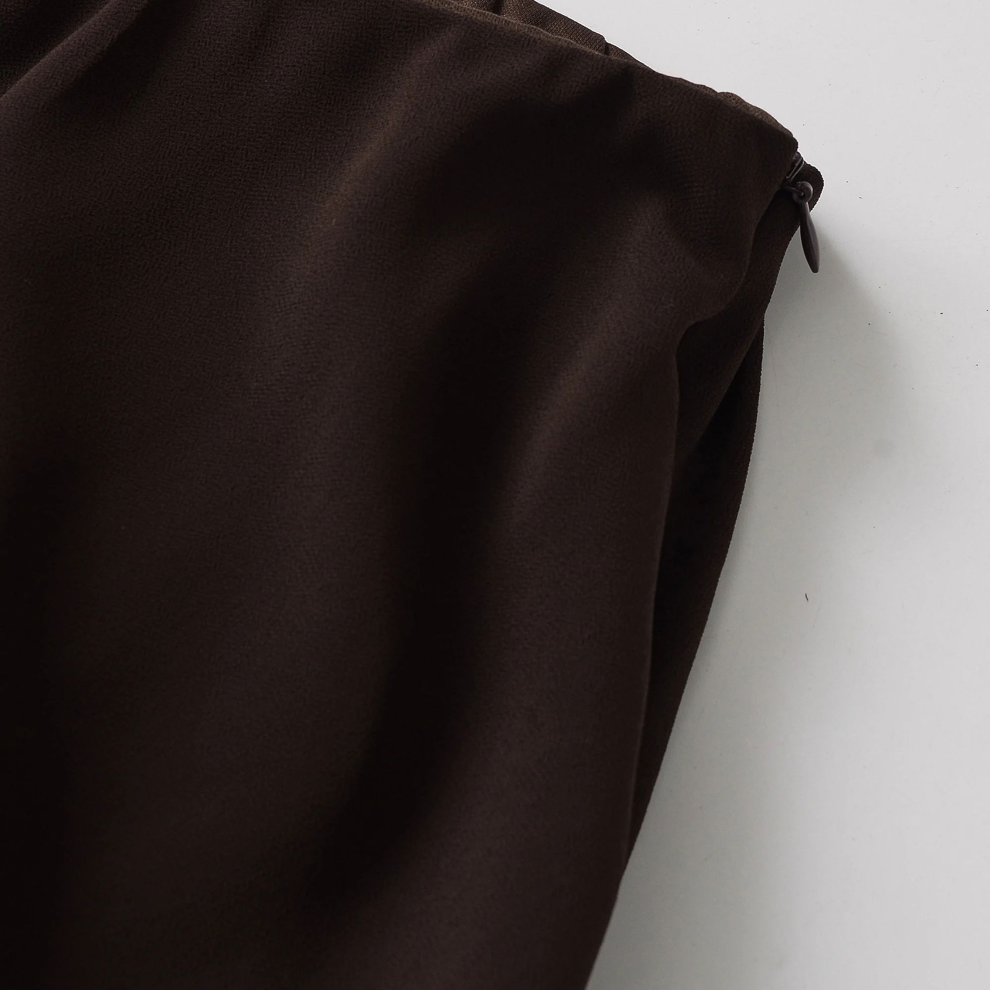 Jupe longue vintage marron à volants, élégante, pour soirée, trajet quotidien, style urbain moderne, mode streetwear, collection Printemps 2026 pour femme