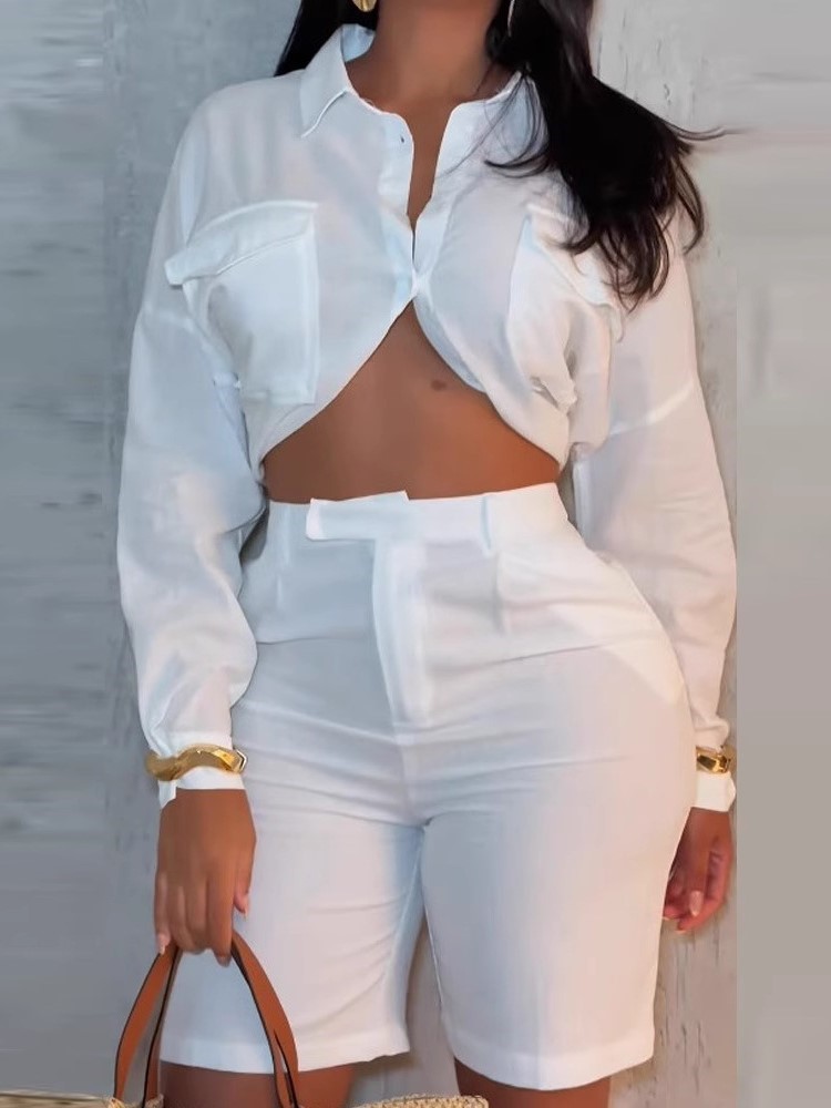 Ensemble deux pièces pour femmes, costume de tempérament élégant, blanc uni, ample, manches longues, taille exposée, chemise, short taille haute, costume pour femmes