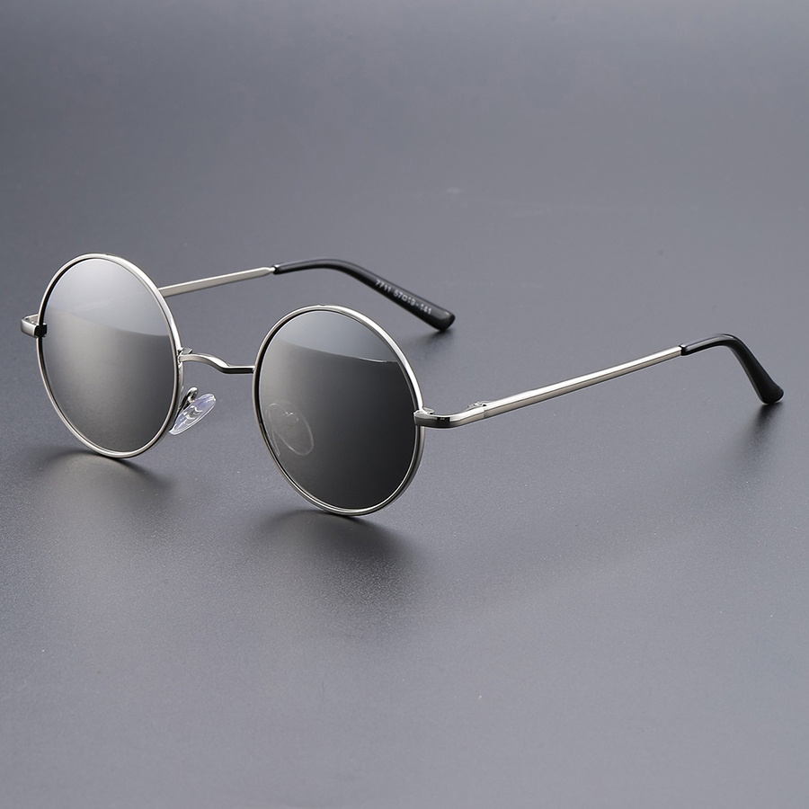 Lunettes de soleil rétro à monture ronde pour la mode ; idéales pour les fêtes, les festivals de musique et la photographie de rue pour un look jeune.