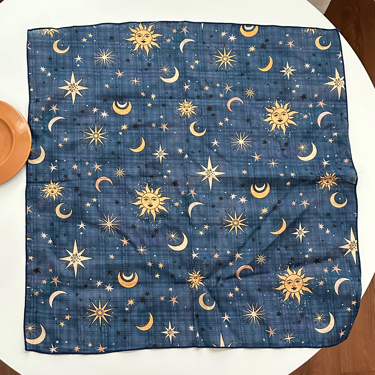 1 morceau de foulard carré imprimé soleil étoile et lune de style bohème pour femme avec tissu élastique respirant et léger, adapté aux habillés de plage et de loisirs, accessoires de mode multifonctionnels, écharpe de couleur tachée