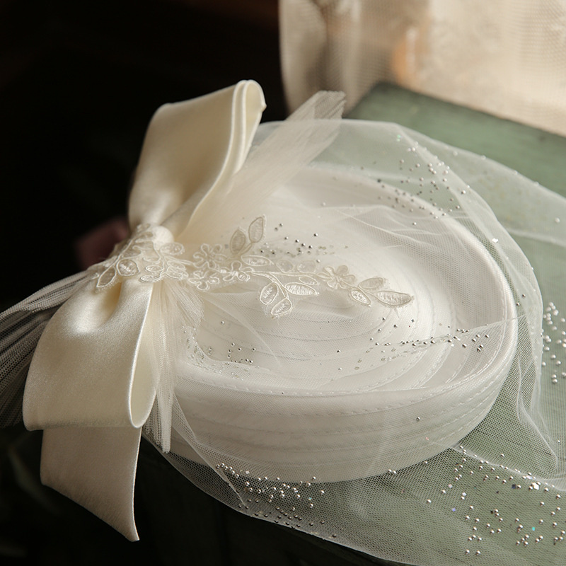 Chapeau blanc élégant pour Banquet de mariée, avec nœud supérieur, pour fête de thé, voile en dentelle, pilulier, casquette pour femmes, célébrité
