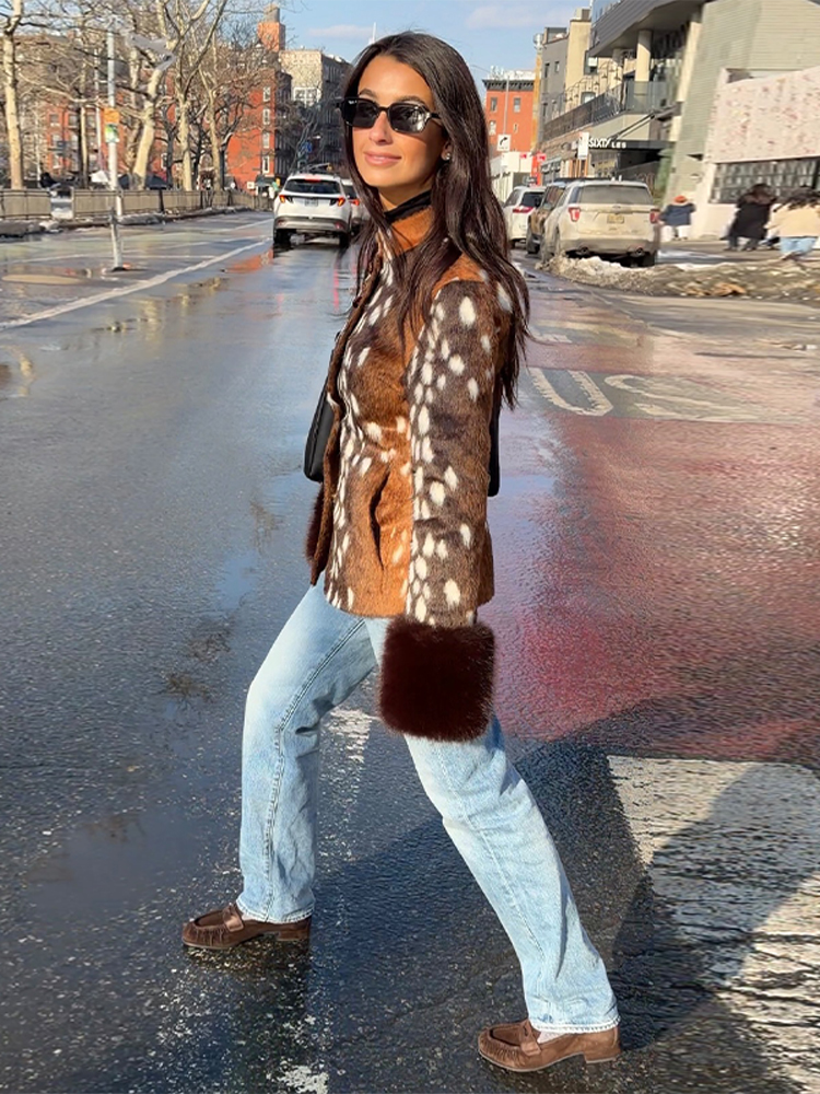 Veste sexy en patchwork de fourrure de léopard pour femmes, chic, à manches longues, imprimée, coupe ajustée, col rond, boutonnée, vêtement d'extérieur pour femmes, nouvelle collection automne-hiver 2026.