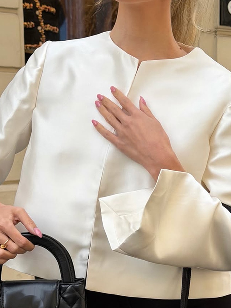 Chemisier court en satin Tossy, col mandarin, manches longues, boutonnage sur le devant, drapé, couleur unie, idéal pour les sorties, les rendez-vous, les soirées, coupe ajustée, chemisier pour femmes.