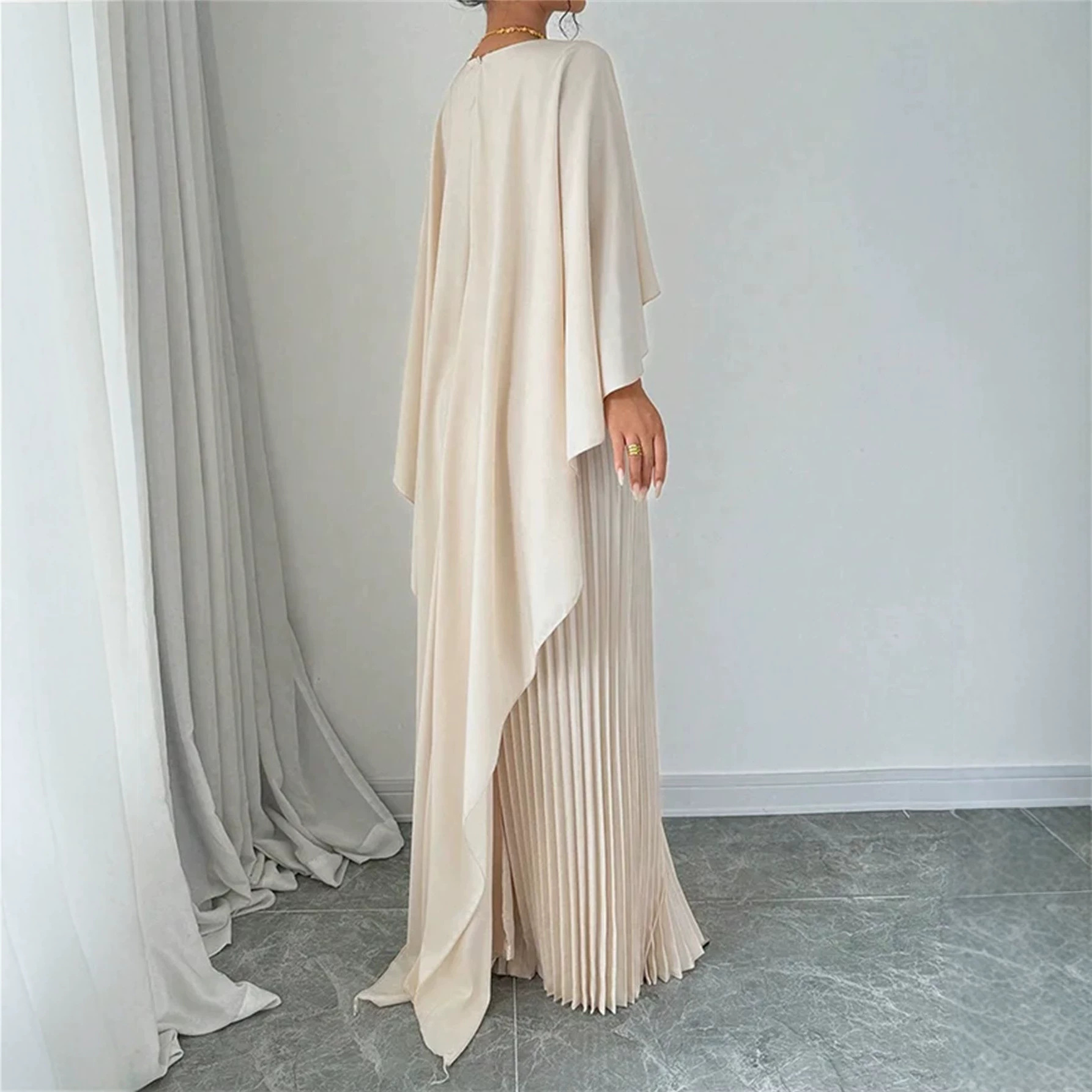 Robe longue plissée élégante à manches cape pour femme, col rond, couleur unie, coupe ample et fluide, idéale pour les fêtes et les mariages