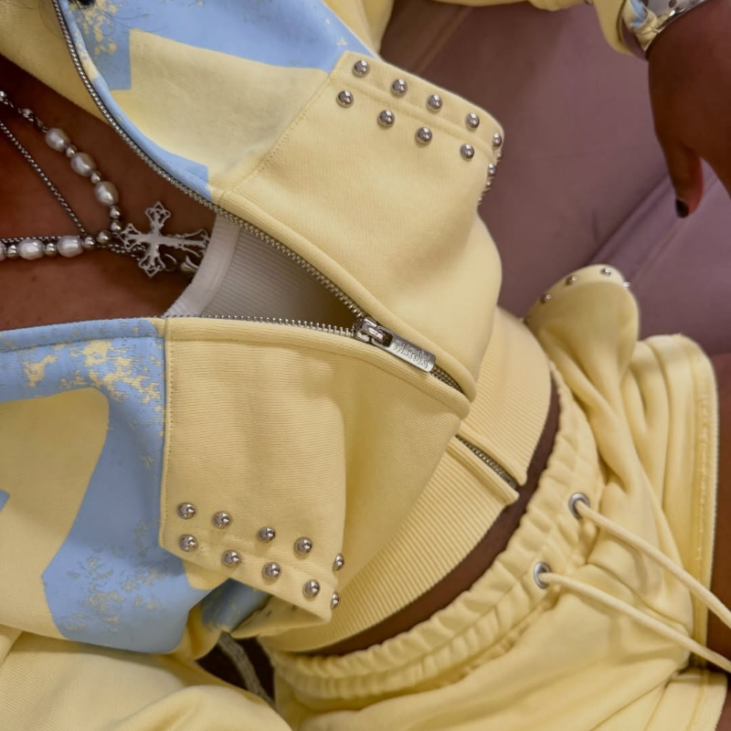 Ensemble de sport 2 pièces pour femme, style Y2K rétro, comprenant un sweat à capuche et un short, avec motif imprimé 21, jaune Mellow, avec rivets, nouvelle collection