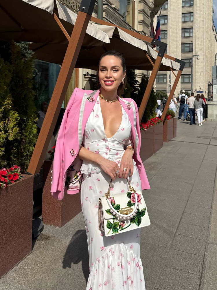 Robe longue élégante en mousseline pour femme, imprimé floral blanc et rose, col en V, manches bouffantes, taille peplum, ourlet queue de poisson, idéale pour les fêtes et les mariages