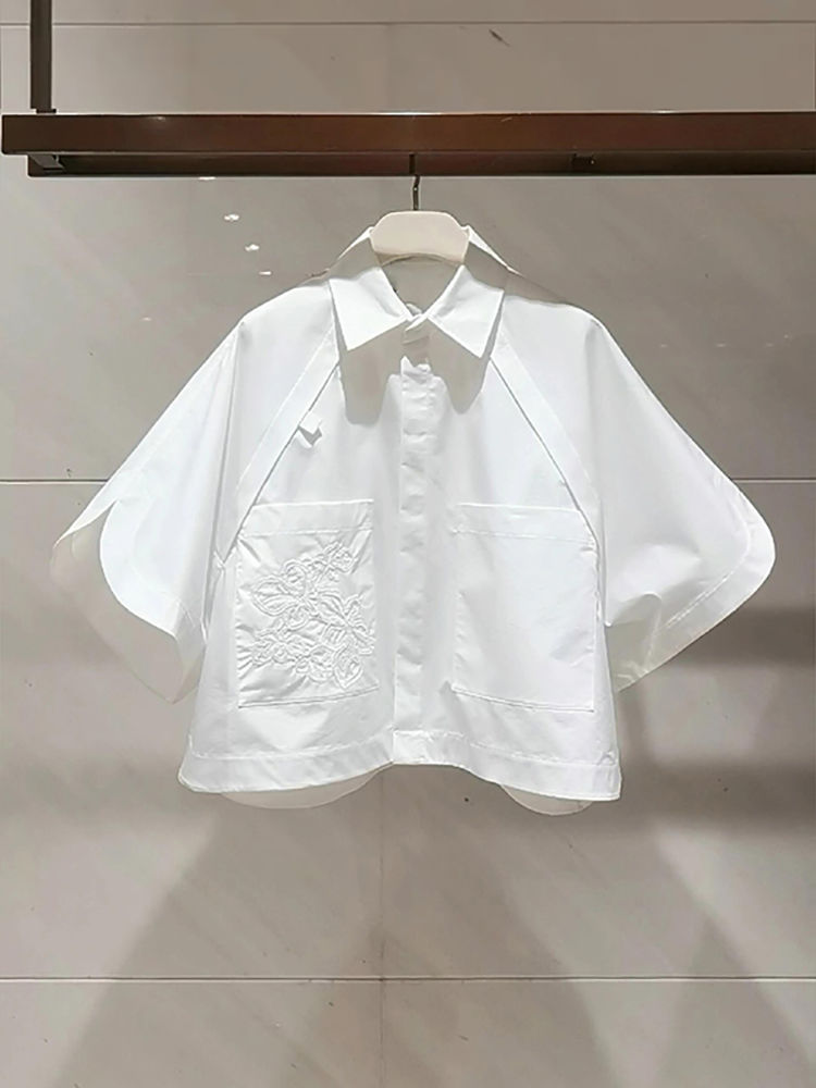 2025 été Blouses courtes demi manches brodé à manches courtes haut col rabat manches chauve-souris ample chemise blanche pour les femmes