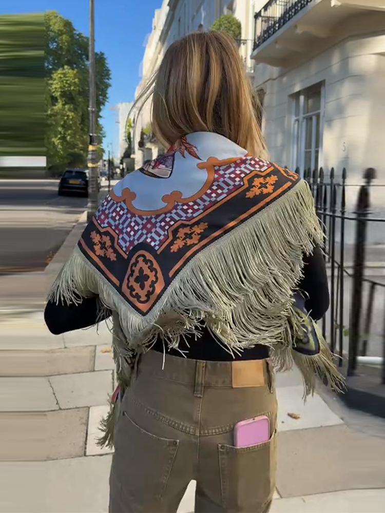 Foulard carré vintage en satin pour femme avec pompons, imprimé, collection Printemps-Été 2026, accessoire de mode féminin pour les vacances