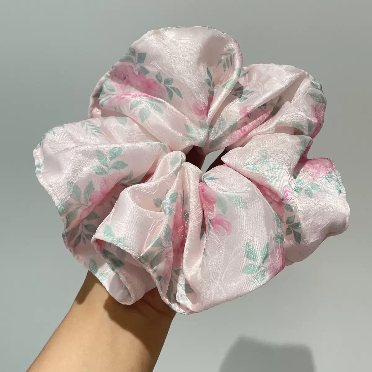 1PC Chouchou en satin rose à motif floral pour femme, élégant, imprimé roses, accessoire capillaire doux et soyeux pour le printemps, l'été et le quotidien