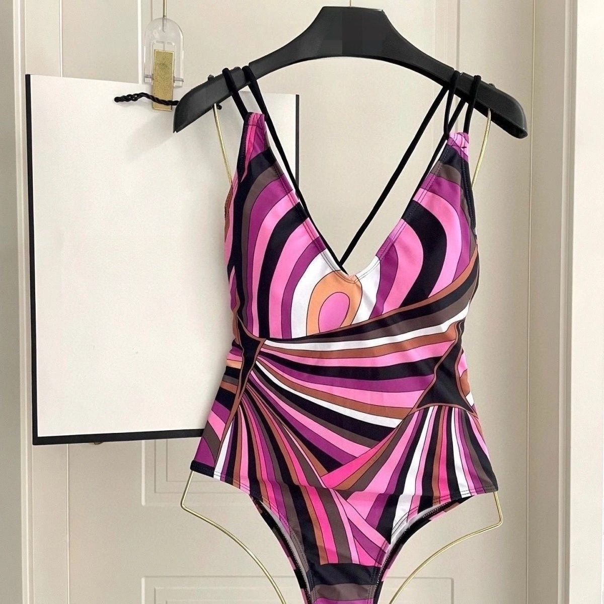 Ensemble bikini en soie imprimée à rayures rouge violacé pour femmes, avec logo signature, idéal pour la plage, les voyages et les vacances.