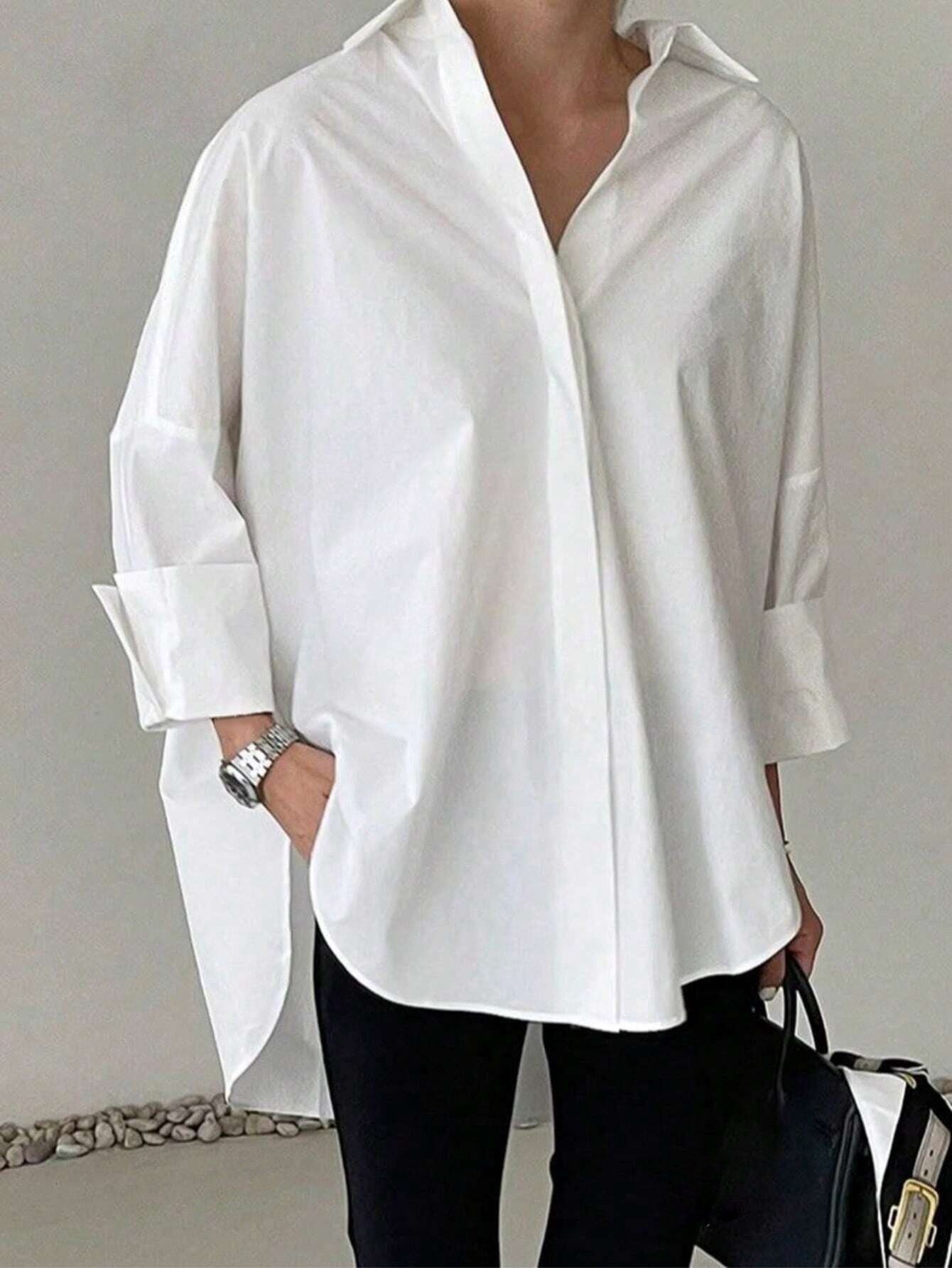 Chemisier blanc oversize pour femme, coupe ample, manches longues, col rabattu élégant, plissé au dos, idéal pour le bureau ou les occasions décontractées ou formelles