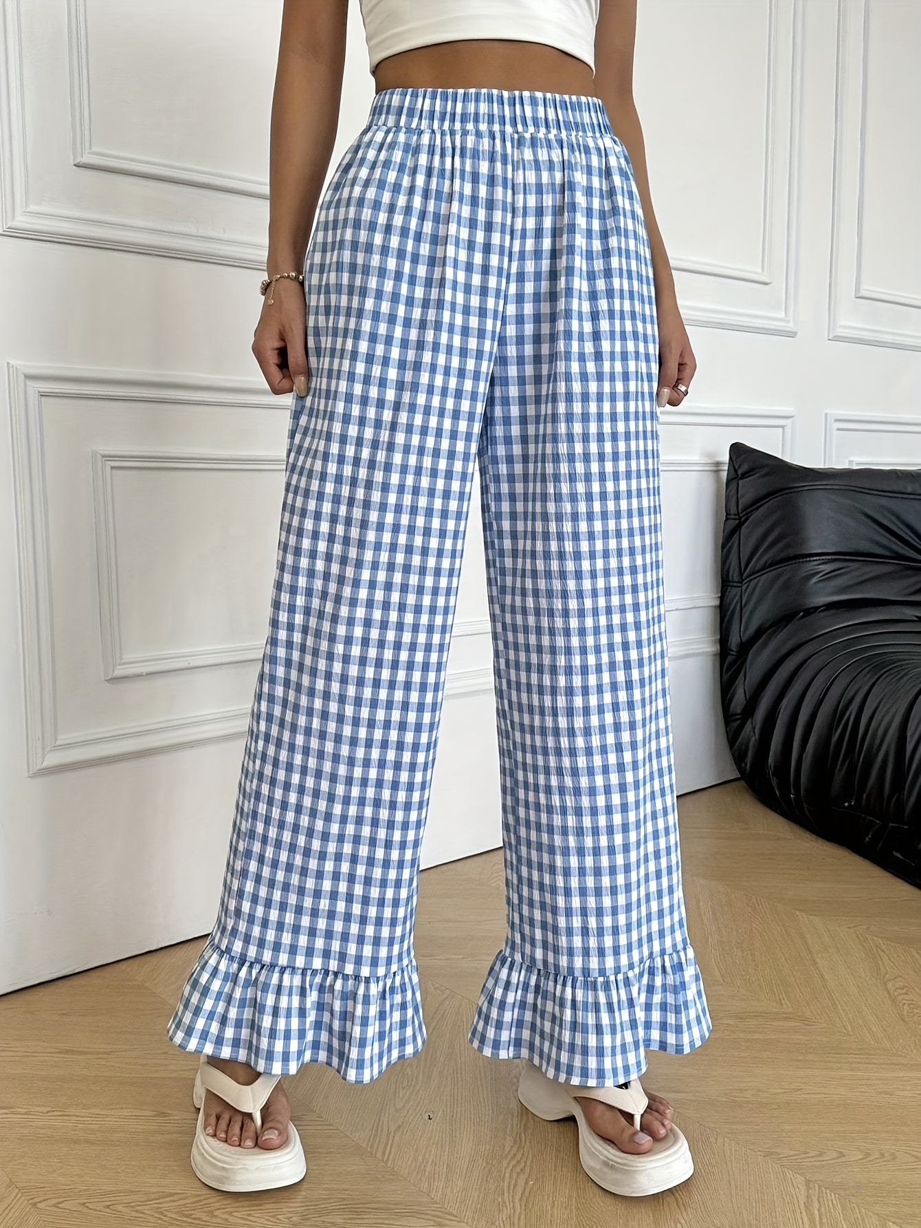 Mode féminine : un pantalon polyvalent à carreaux, à volants et à jambes droites qui ajoute une touche de fraîcheur et un appel jeune.
