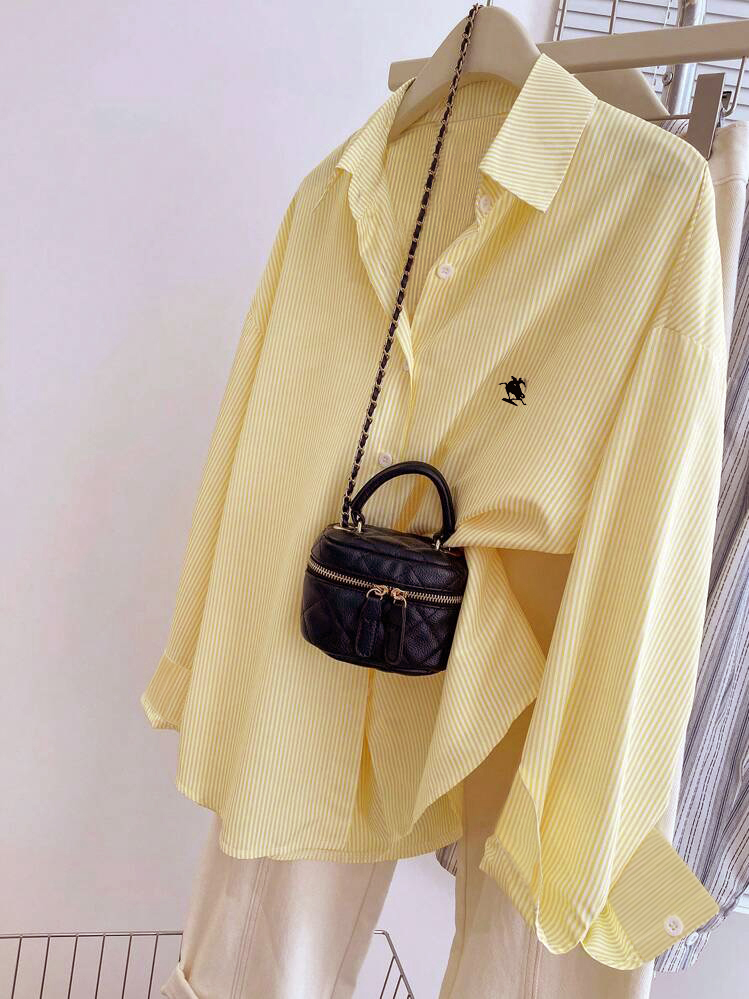 Chemise élégante à rayures avec col classique, manches longues et broderie raffinée. Décontracté et polyvalent, idéal pour le travail, les rendez-vous, les sorties.