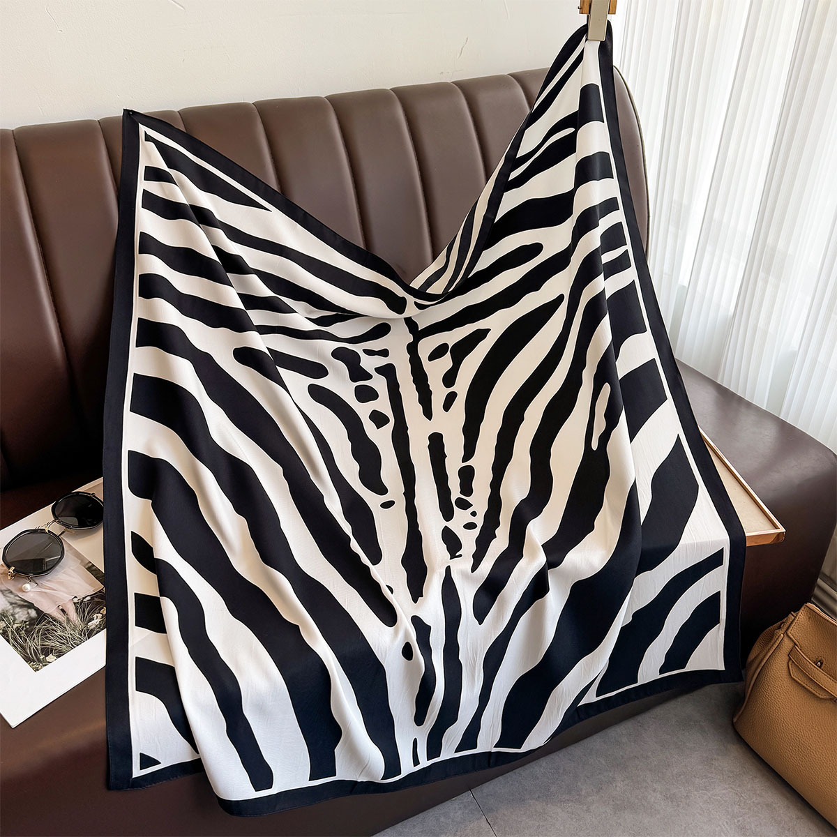 Nouvelle écharpe imprimée à rayures 90cm, grande écharpe carrée en sergé de soie, châle de protection solaire pour femmes, marque de luxe