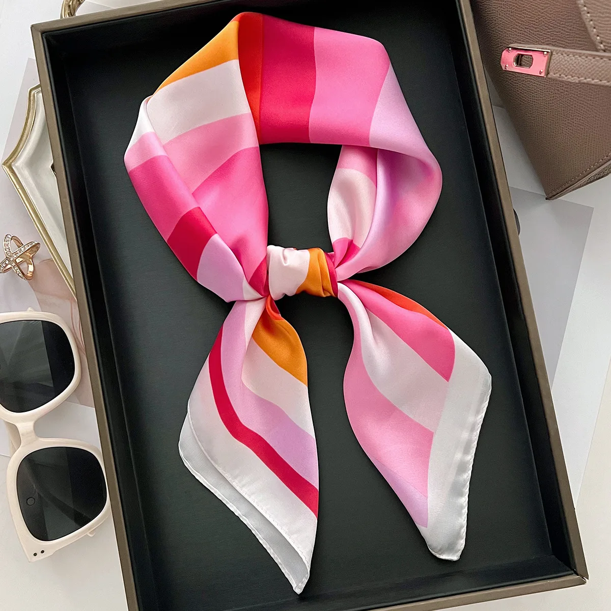 Écharpe carrée imprimée rayée en imitation soie pour femmes, écharpe décorative Bandana, bandeau pour cheveux, bandeau pour habiller votre look