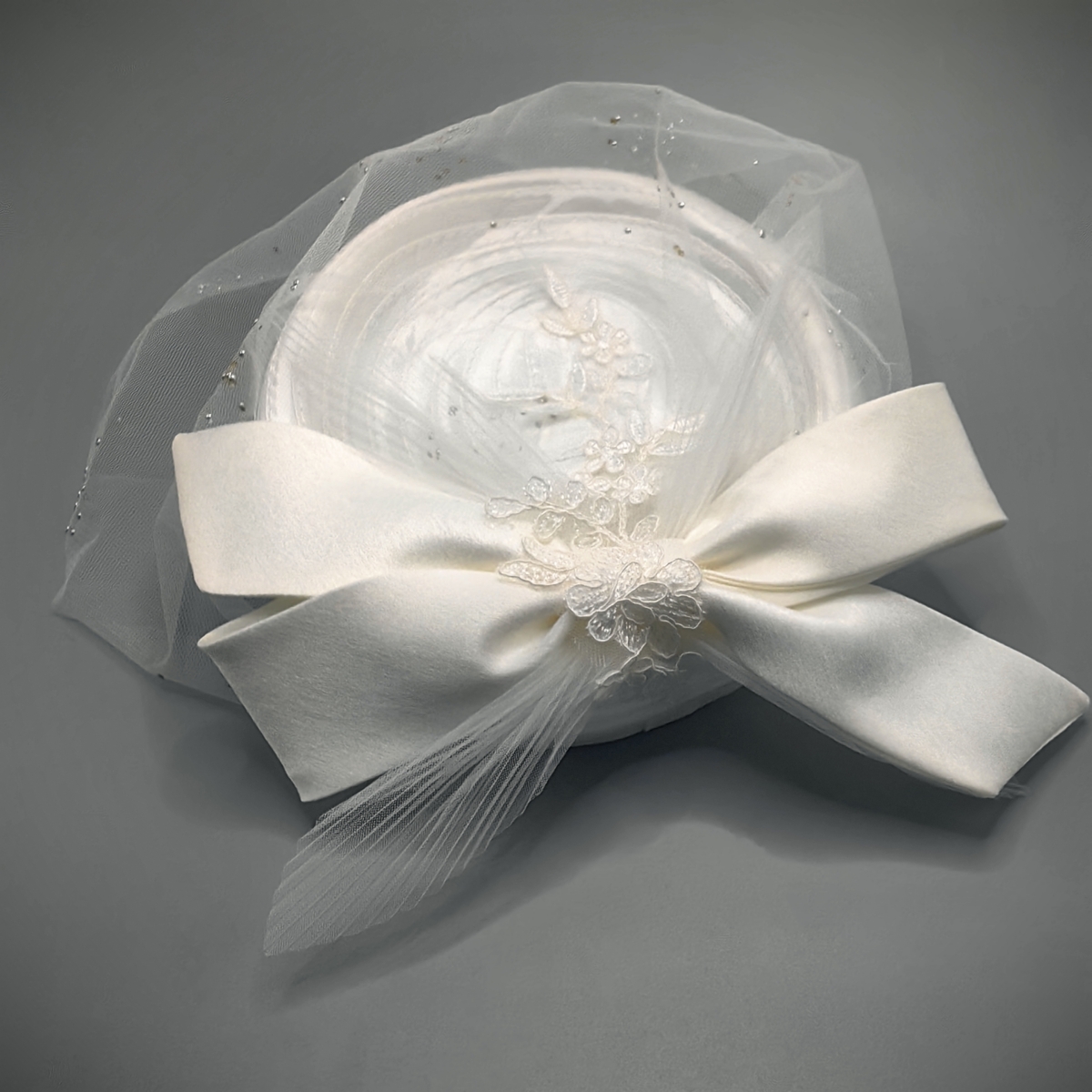 Chapeau blanc élégant pour Banquet de mariée, avec nœud supérieur, pour fête de thé, voile en dentelle, pilulier, casquette pour femmes, célébrité
