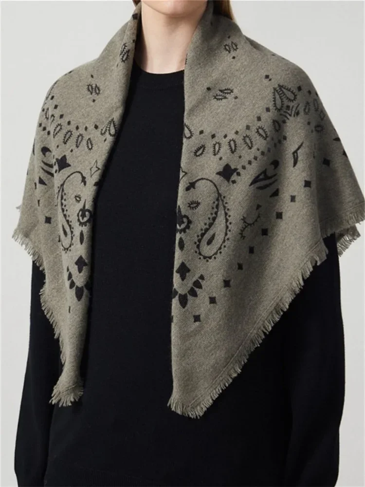 Écharpe carrée pour femme en 100% cachemire à motif paisley rétro, accessoire polyvalent pour l'automne/hiver.