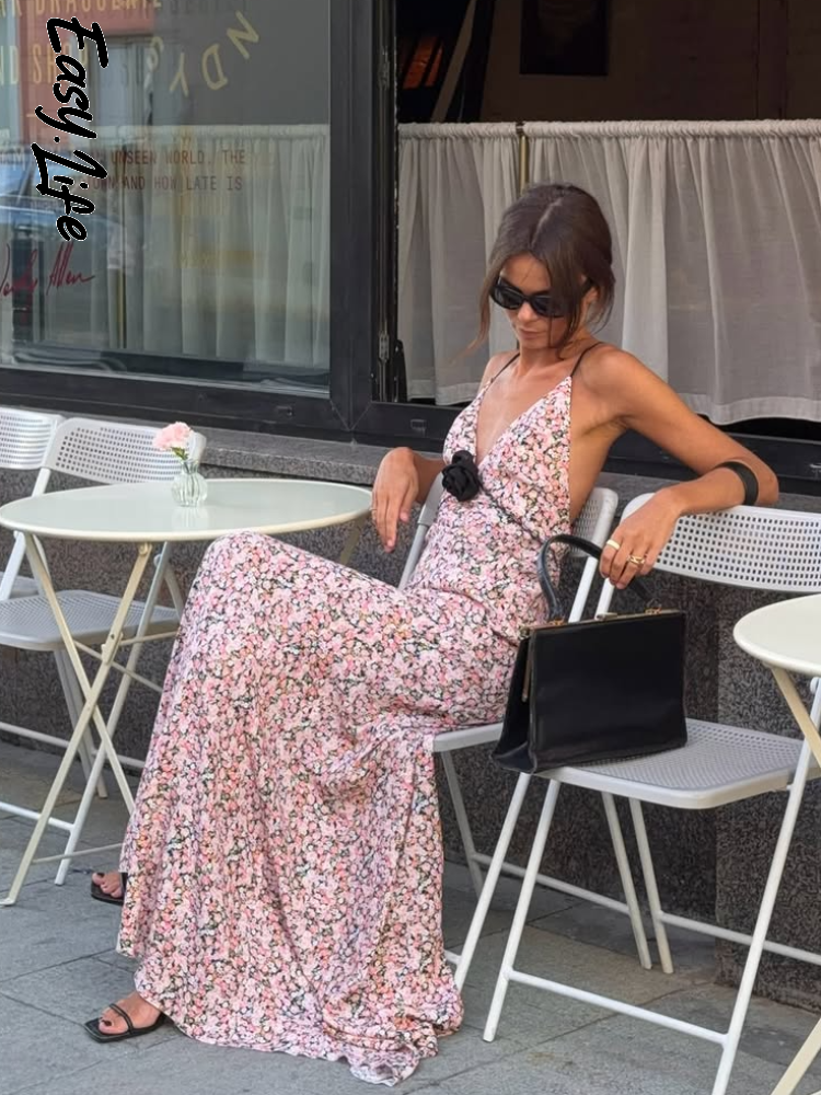 Robe longue en satin rose à motifs floraux, bretelles spaghetti, décolleté en V profond, détail rose noire sur le devant, ourlet à volants, robe de ville et de vacances pour femme