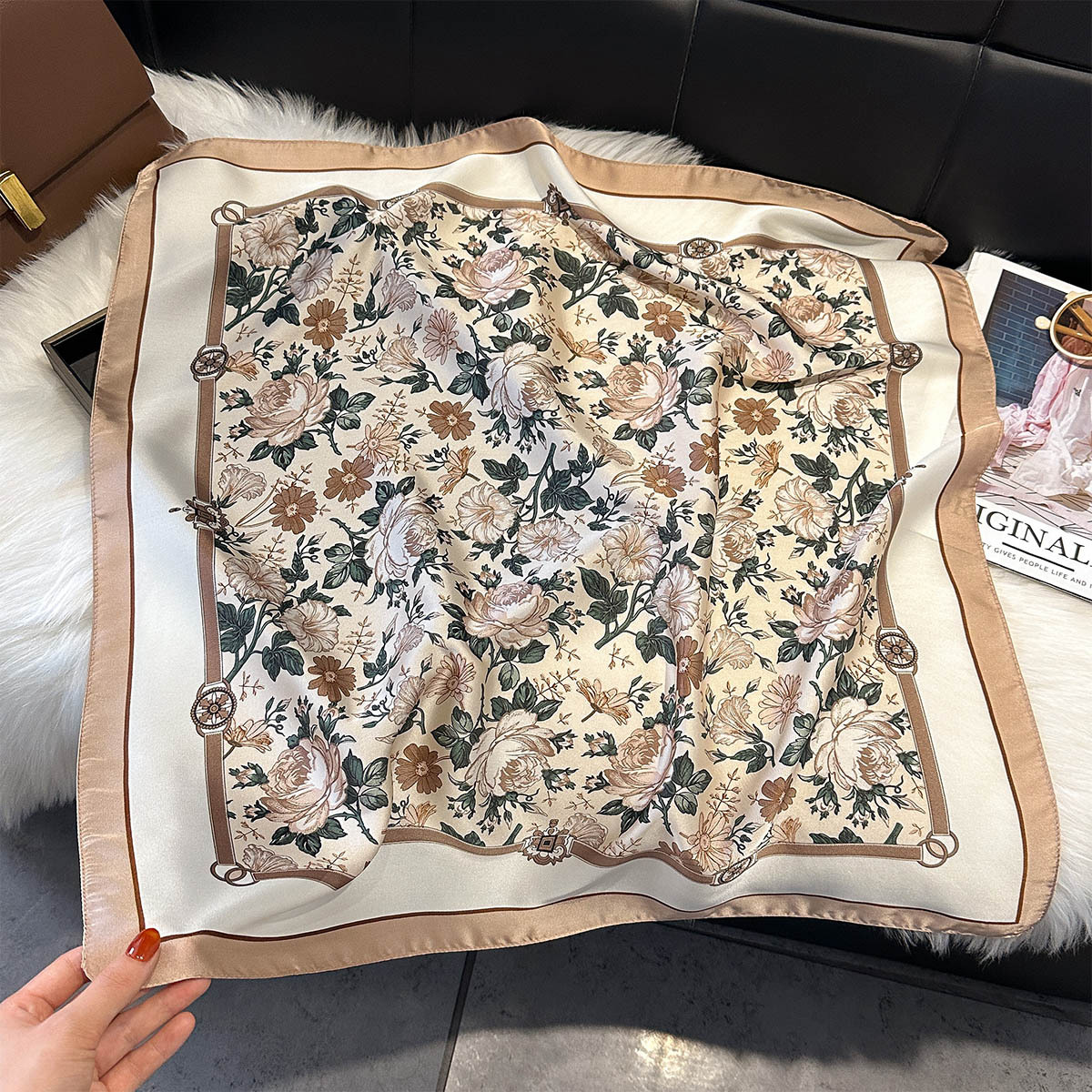 Foulard carré de luxe pour femmes, mode florale, Hijab élégant, Bandanas, tache douce, fausse soie, châle, chaînes