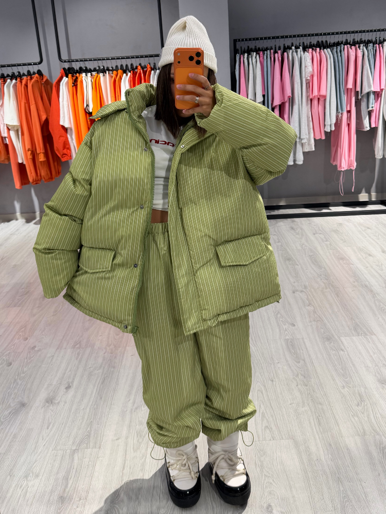 Ensemble deux pièces pour femmes à rayures verticales unies, comprenant une veste courte à capuche rembourrée et un pantalon large pour la neige, tenue quotidienne chaude pour l'hiver.