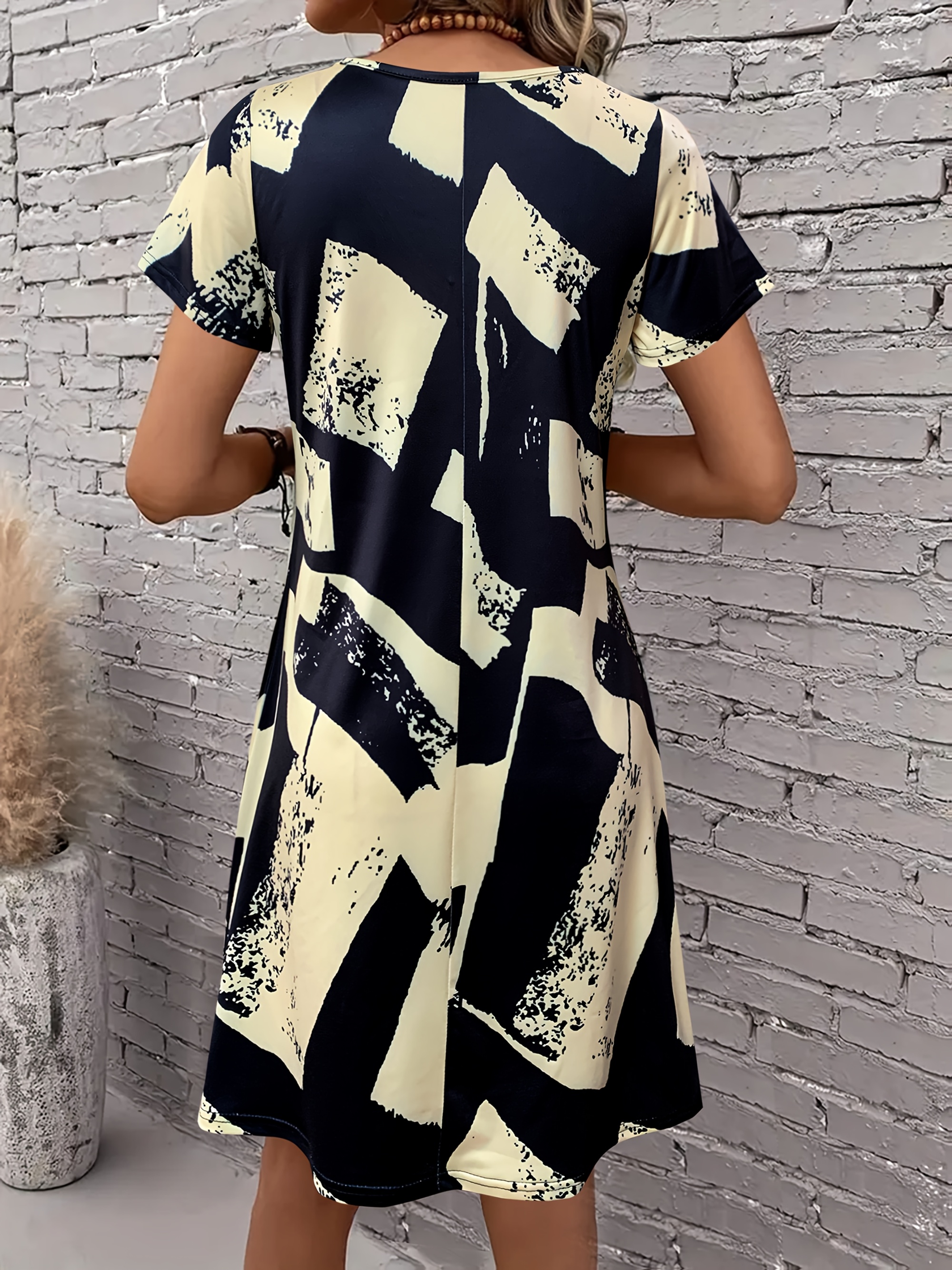 Robe d'été à imprimé abstrait pour femmes, col en V, manches courtes, tenues de vacances idéales pour femmes, robe fluide d'été, indispensable pour l'été