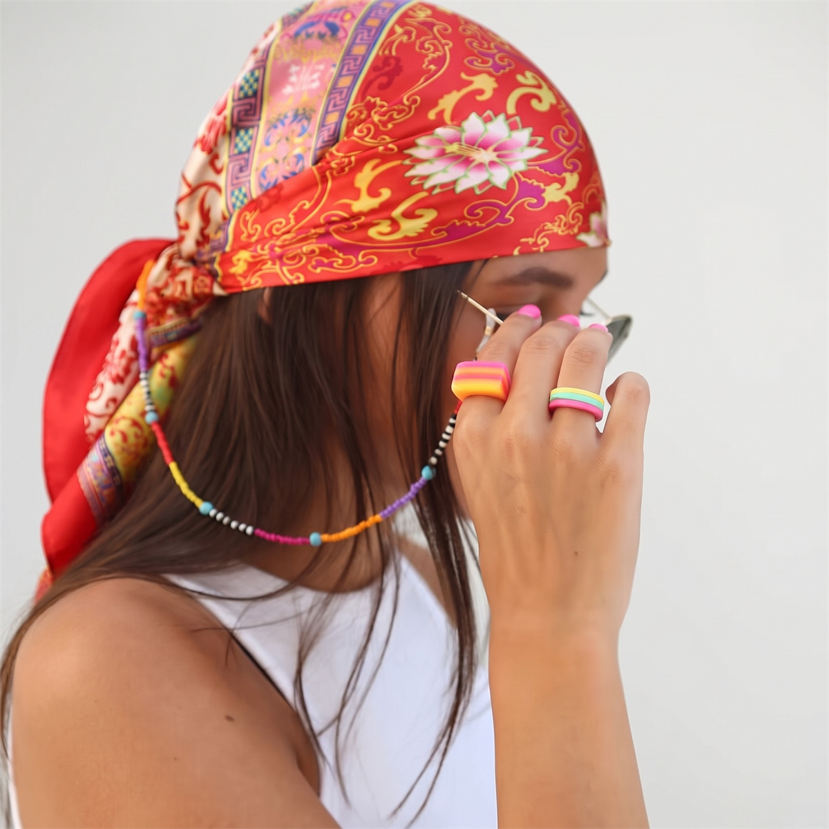 Foulard carré en satin 90 cm pour femmes, imprimé floral rétro coloré, bandana léger, foulard polyvalent, mode de vacances